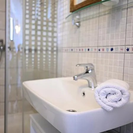 Tanya-apartments And Πανσιόν Χβαρ