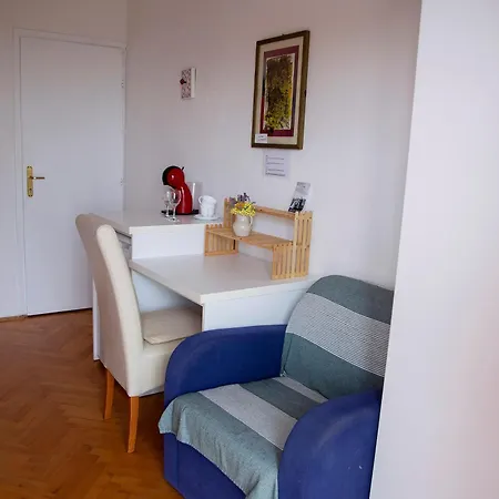 Tanya-apartments And Πανσιόν Χβαρ