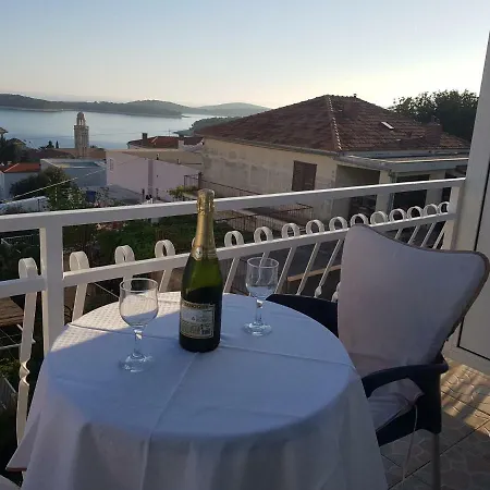 Πανσιόν Tanya-apartments And Χβαρ