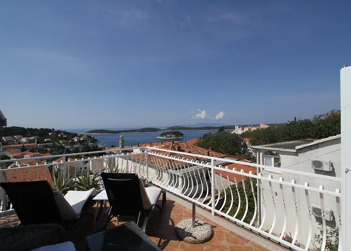 Tanya-apartments And Penzion 3*