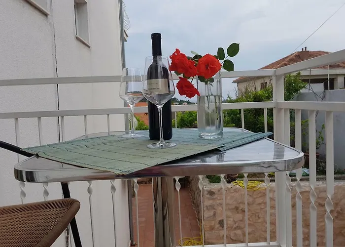 Tanya-apartments And Penzion 3*