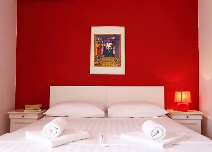 Tanya-apartments And Penzion 3*