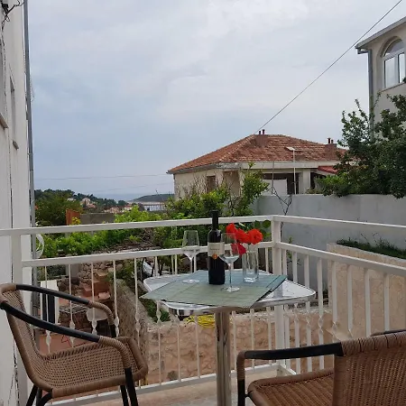 Tanya-apartments And Vendégház